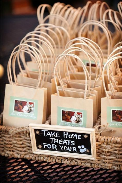 Doggie Bag wedding favors / http://www.himisspuff.com/cute-fun-wedding-favor-ideas/3/ Creative Wedding Favors, Cheap Favors, Budget Friendly Wedding, Best Wedding Favors, Wedding Favors Cheap, Wedding Pets, Beach Wedding Favors, Favors Diy, Diy Wedding Favors