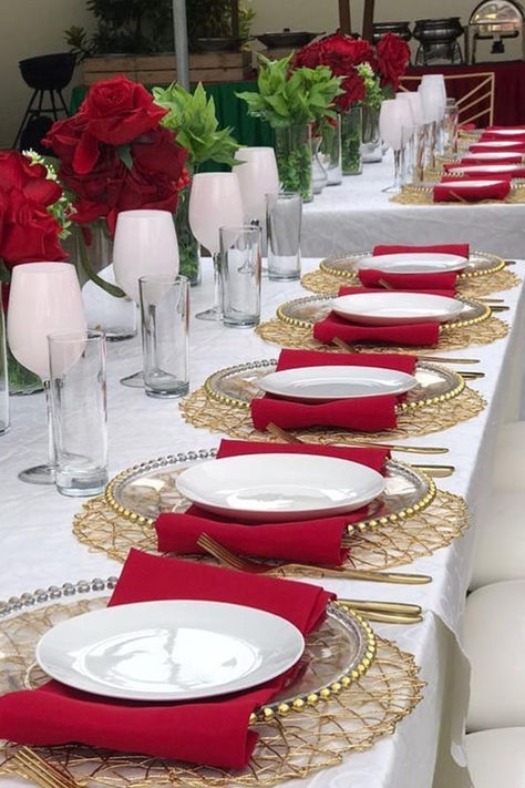 Take the aesthetics of your wedding a notch higher by setting up exquisite tablescapes. Dress up the table in a white tablecloth and add a regal shimmer and glimmer to your table settings by arranging gold metallic string woven placemats with gold beaded clear chargers, burgundy napkins, white plates, gold cutlery, & glasses. 🍽️🌹 #Tablescapes #EventDecor Red Charger Plates Table Settings, Dinner Party Outdoor, Burgundy Napkins, Red Charger, Table Set Up Ideas, Valentines Day Party Ideas, Yalda Night, Party Decorations Table, White Table Settings