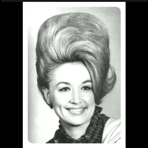 My.Daily.Vintage.Photos on Instagram: “#dollyparton#beehive#singer#countrymusic#folkmusic#actress Dolly Parton ~ Beehive” 1960s Hair, 60s Hair, Beehive Hair, Funny Friendship, Zooey Deschanel, Dolly Parton, Country Singers, Famous Faces, Big Hair