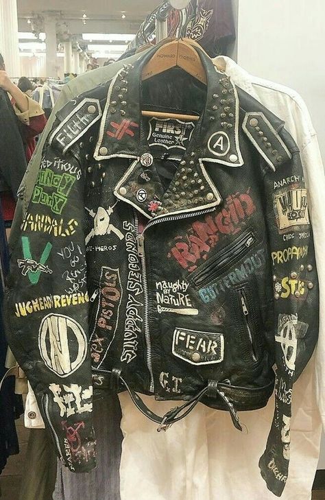 Painted Leather Jacket Punk, Punk Leather Jacket Diy, Punk Battle Jacket, Crust Jacket, Punk Leather Jacket, Battle Jackets, Leather Jacket Patches, Punk Fashion Diy, Punk Jacket