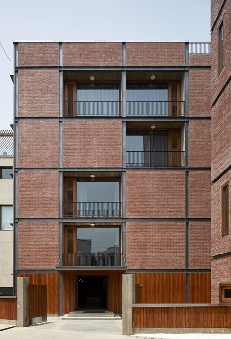 Modern Brick House, Brick House Designs, Steel Architecture, South Delhi, Tower House, Brick Architecture, Apartment Architecture, Brick Facade, Steel House