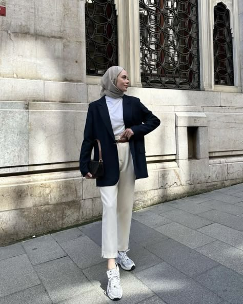 Outfit With Sneakers Women, Outfit With Sneakers, Modest Outfits Muslim, Outfits Muslim, Professional Work Outfit, Stylish Hijab, Hijab Style Casual, Uni Outfits, Casual Hijab Outfit