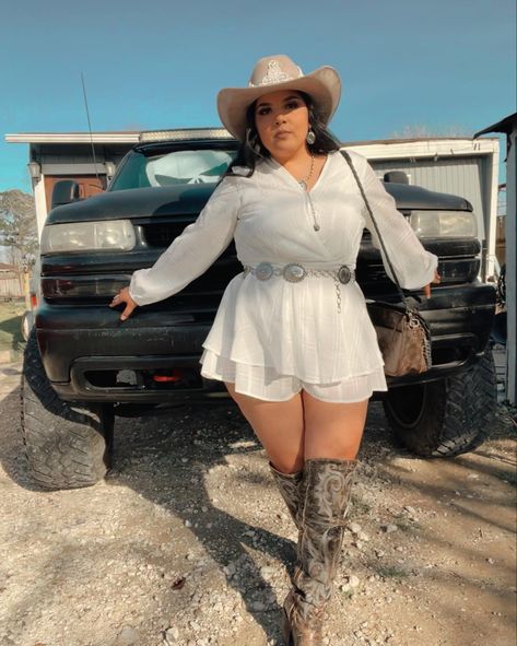 Tejana Outfits Plus Size, Jean Romper Outfit Western, Women Western Outfits Plus Size, Stagecoach Outfit Plus Size, Summer Cowgirl Outfits Plus Size, Vaquera Outfits Plus Size, Rodeo Plus Size Outfit Western Wear, Plus Rodeo Outfit, Rebelde Outfits Ideas Concert Plus Size