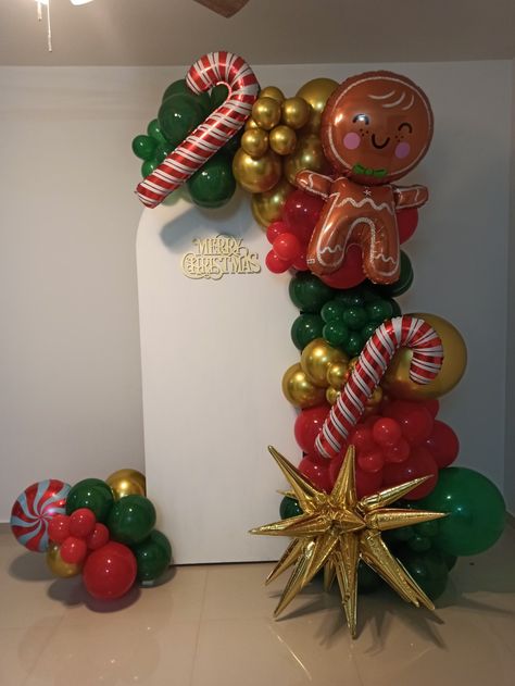 Christmas Party Decorations Elegant, Gold Wedding Reception Tables, Teen Christmas Party, Christmas Party Backdrop, Christmas Balloon Decorations, Gingerbread Party, Office Christmas Party, Xmas Deco, Be Wise