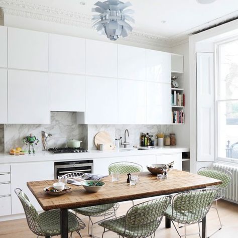 Bright and airy kitchen-diner | Kitchen-diner ideas | PHOTO GALLERY | Livingetc | Housetohome.co.uk Bertoia Chair Dining, Living Room Victorian, Kitchen Victorian, Bertoia Chair, Contemporary Victorian, Handleless Kitchen, Dining Room Table Chairs, Victorian Townhouse, Living Etc