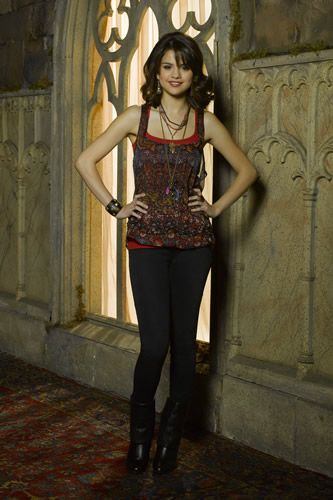 Selena Gomez as Alex Russo in Wizards Of Waverly Place. (Wizards Of Waverly Place photo shoot.) Alex Russo Outfits, Disney Tv, Wizards Of Waverly, Selena Gomez Outfits, Alex Russo, Wizards Of Waverly Place, Selena Gomez Photos, Waverly Place, Selena G