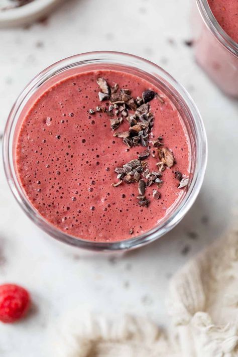 Raspberry Cacao (Chocolate) Protein Smoothie Morning Breakfast Smoothie, Super Healthy Breakfast, Healthy Morning Smoothies, Chocolate Raspberry Smoothie, Raspberry Smoothie Recipes, Chocolate Protein Smoothie, Green Breakfast Smoothie, High Protein Smoothies, Peanut Butter Banana Smoothie