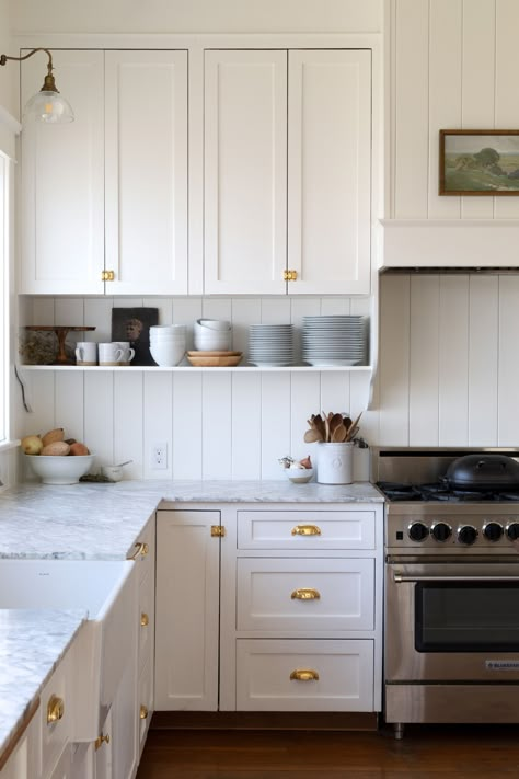 Our Best Tips for Styling Open Shelves in the Kitchen — The Grit and Polish Small Kitchen Decoration, Open Kitchen Shelves, Small Kitchen Decor, Interior Vintage, Classic Kitchen, Scandinavian Kitchen, Interior Modern, Decoration Inspiration, Open Kitchen