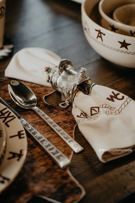 Western Dinner Table Decor, Classy Western Decor, Western Aesthetic Home, Western Tablescape, Western Table Setting, Western Kitchen Decor, Western Dishes, Ranch Kitchen, Ranch House Decor