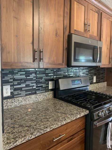 Granite countertops with tiled backsplash Dark Brown Cabinets Kitchen Backsplash Ideas Granite Countertops Gold, Granite Countertops With Backsplash, Countertops Kitchen, Granite Countertops Kitchen, Cabinet Makeover, Kitchen Tile, Granite Counters, Makeover Ideas, Kitchen Remodeling