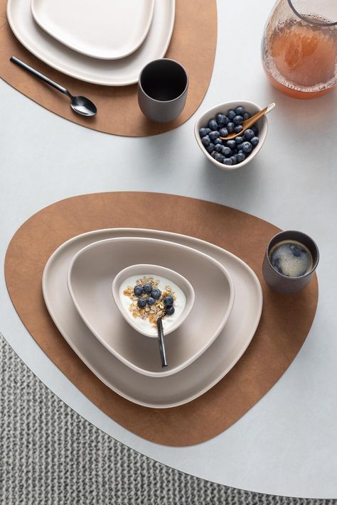 Morning Table Setting, Kitchen Essentials List, Crockery Design, Crockery Set, Modern Tableware, Dining Inspiration, Modern Dinnerware, European Home Decor, Tableware Design