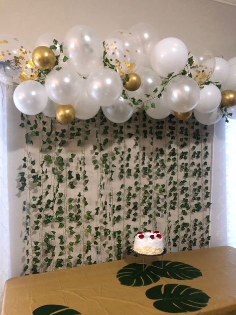 Greenery Themed Birthday Party, Green And Gold Birthday Party Decor Diy, Green Birthday Decorations Simple, Light Green Theme Birthday Party, Botanical Party Decorations, Green Themed Birthday Party Ideas, Green Theme Party Ideas, Countryside Birthday Party, How To Decorate House For Birthday Party