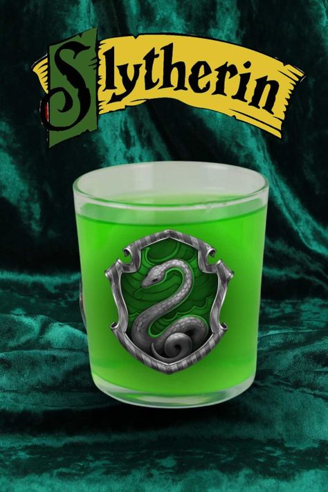 Bright green Slytherin cocktail inspired by Harry Potter with the Slytherin logo and a green curtain. Slytherin Alcoholic Drink, Slytherin Drink, Slytherin Cocktail, Slytherin Logo, Harry Potter Sweets, Alcoholic Butterbeer, Harry Potter Recipes, Cocktail Pairing, Harry Potter Cocktails