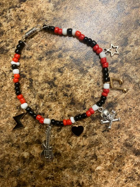 Spider Man Bracelet Diy, Eddie Munson Bracelet, Stranger Things Bracelet Ideas, Stranger Things Bracelet, Stranger Things Jewelry, Mens Bracelet Diy, Stranger Things Merch, Eddie Munson, Kandi Patterns