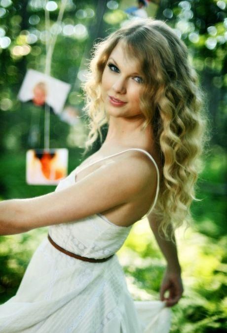 Taylor swift mine Taylor Swift Music Videos Outfits, Taylor Swift 2010, Taylor Swift Mine, Young Taylor Swift, Taylor Swift Music Videos, Taylor Guitar, Taylor Swift Speak Now, Estilo Taylor Swift, Taylor Swift Music