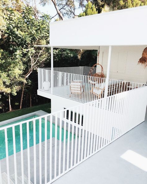 White Metal Pool Fence, Outdoor Balustrade Ideas, White Steel Balustrade, White Balustrade Exterior, House Railings Outdoor, Exterior Balustrade, Deck Balustrade Ideas, Metal Balcony Railing, Beach Bungalow Exterior