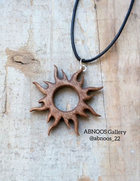 Wood Carving Pendant, Wood Jewelry Diy, Wooden Jewelery, Dremel Carving, Simple Wood Carving, Wood Jewelery, Dremel Wood Carving, Wood Carving Designs, Wood Carving Patterns