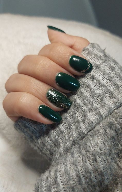 Green Holiday Nails Short, Dark Green Wedding Nails For Bride, Golden Green Nails, Dark Green Nails With Gold Glitter, Green And Golden Nails, Emerald And Silver Nails, Forest Green Gel Nails, Green New Years Nails, Dark Green Nails With Glitter