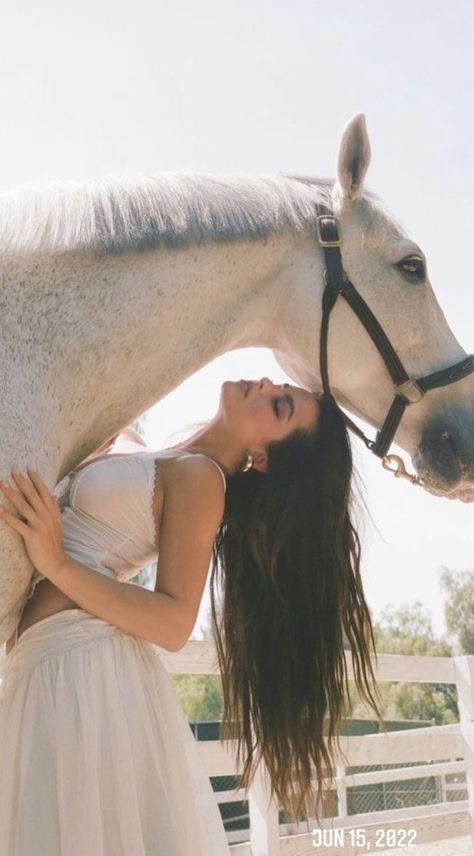 Shooting Pose, Horse Photoshoot Ideas, Equine Photography Poses, Cowgirl Photoshoot, Horse Photography Poses, Foto Cowgirl, Western Photoshoot, Looks Country, Addison Rae