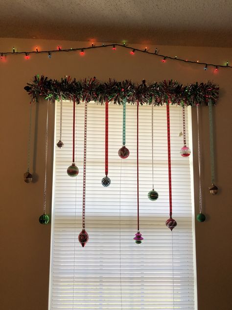 Tinsel Ideas Decoration, Doorway Christmas Decor Indoor, Christmas Window Decoration, Tinsel Garland, Christmas Decor Inspiration, Xmas Deco, Christmas Themes Decorations, Christmas Hanging Decorations, Christmas Room Decor