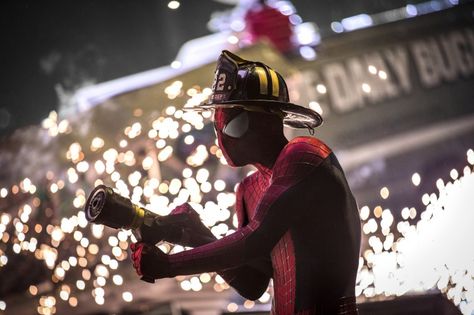 Spider-man is saving the world. He is waering the fire hat. The Amazing Spiderman 2, Andrew Garfield Spiderman, Garfield Spiderman, Spiderman 2, The Amazing Spider Man, Spider Man 2, Dc Memes, Amazing Spider Man, Ms Marvel