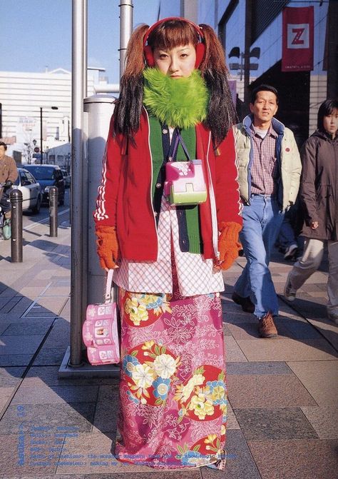 mina le on Twitter: "harajuku street styles were such a big influence for me when i was younger; truly the freest fashion experimentation out there at the time… https://t.co/1gpiDnDROi" 90s Japanese Fashion, Shoichi Aoki, Street Style Magazine, Harajuku Street Style, Harry Clarke, 2000s Japanese Fashion, Japanese Fashion Magazine, Fruits Magazine, Estilo Harajuku