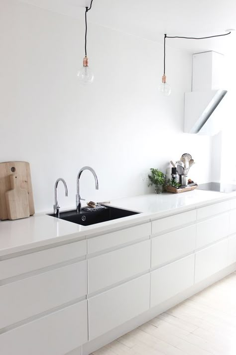 White kitchen in Johanne's lovely Aalborg apartment in monochrome Voxtorp Ikea, Dapur Ikea, Luxury White Kitchen, Modern Scandinavian Living Room, Bulthaup Kitchen, Minimalist Dekor, Minimal Kitchen, Black Sink, White Kitchen Decor