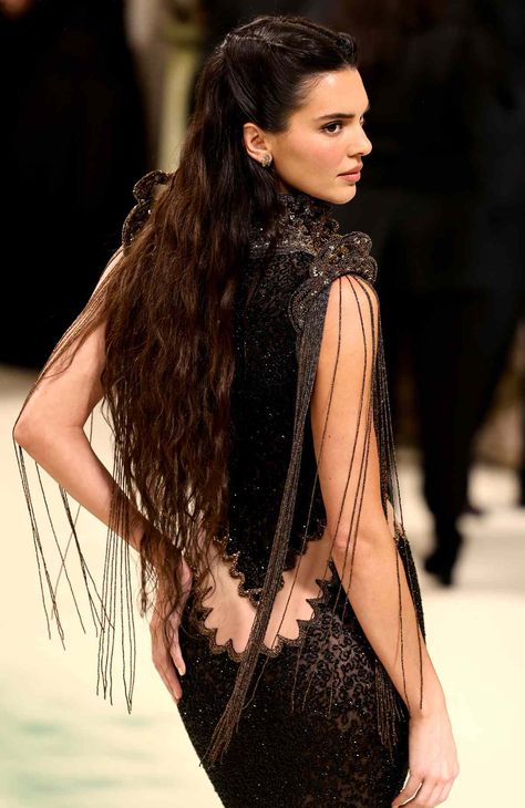 Alexander Mcqueen Designs, Kendall Jenner Met, Kendall Jenner Met Gala, Kendall Jenner Hair, Kendall Jenner Icons, Givenchy Dress, Kendall Jenner Outfits, Zoe Saldana, Retro Hairstyles