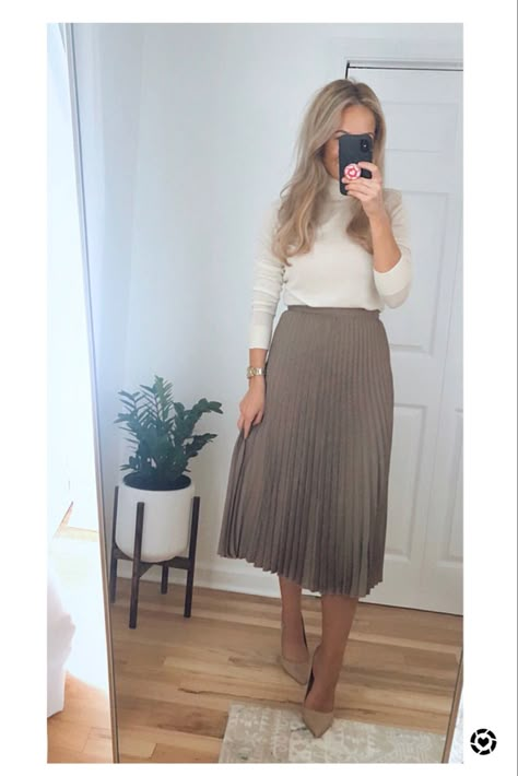 Flowy Skirt Work Outfit, A Line Skirt Outfits Work, Wisconsin Outfits, Skirt Outfit For Work, Work Attire Professional, Church Outfit Black Women, A Line Skirt Outfits, Office Outfit Ideas, Plaid Skirt Outfit