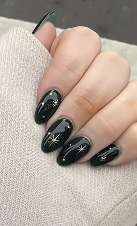 Halloween Maquillaje, Black Gold Nails, Aries Women, Christmas Nail Ideas, Witch Nails, Witchy Nails, Space Nails, Moon Nails, Perfect Manicure