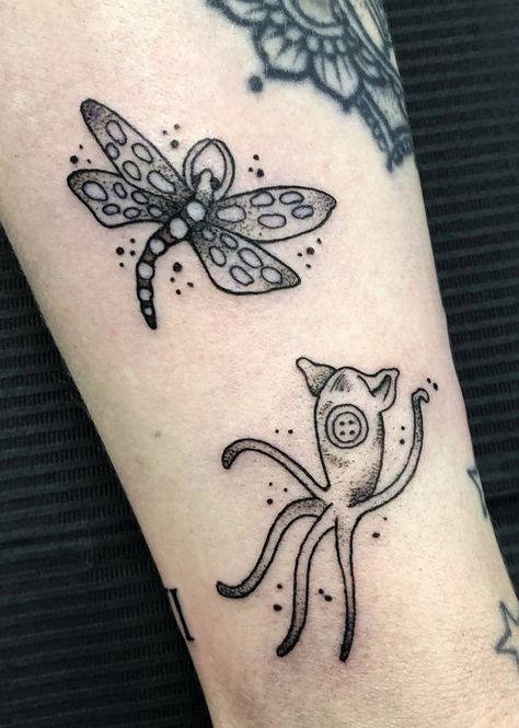 Squid From Coraline Tattoo, Coraline Dog Tattoo, Small Tattoo Ideas Halloween, Coraline Bug Tattoo, Coraline Patchwork Tattoo, Coraline Octopus Doll Tattoo, Small Weird Tattoos Ideas, Coraline Leg Tattoo, Dragon Snappers Flower Coraline Tattoo