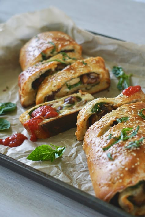 Vegetable Stromboli Recipe, Vegetarian Stromboli Recipe, Veggie Stromboli Recipe, Vegetarian Stromboli, Veggie Stromboli, Garbage Bread, Stromboli Recipe Easy, Pizza Friday, Homemade Stromboli