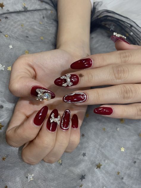 Nail Art With Maroon Color, Nail Art Wedding Elegant Red, Maroon Colour Nail Art, Nail Art Pengantin, Mehroon Nails Art, Nail Art Maroon Elegant, Nailart Maroon, Nail Art Maroon Simple, Nail Art Merah