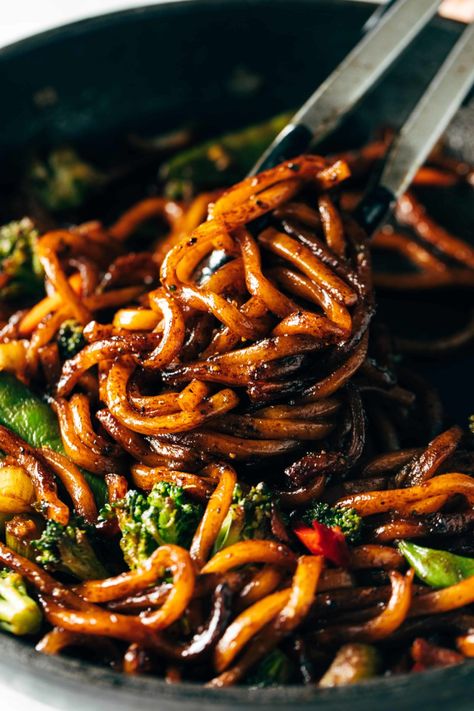 Black Pepper Stir Fried Udon! This Black Pepper Stir Fried Udon is the perfect SOS dinner! Saucy udon noodles, dark soy sauce, stir fry veggies, fresh garlic, and lots of freshly ground black pepper. So easy! #udon #blackpepper #stirfry Black Pepper Noodles, Black Pepper Udon, Easy Udon, Soy Sauce Stir Fry, Stir Fry Veggies, Fried Udon, Dark Soy Sauce, Udon Noodles, Veggie Stir Fry