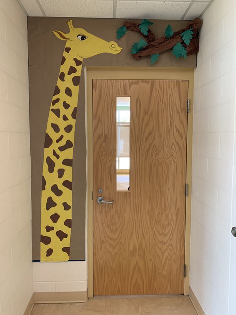 Safari classroom giraffe Safari Reading Corner, Zoology Classroom Decorations, Safari Themed Classroom Ideas, Giraffe Door Decoration, Diy Jungle Animals Decorations, Africa Themed Classroom, Diy Jungle Theme Decorations Classroom, Jungle Theme Classroom Bulletin Boards, Zoo Door Decorations Classroom