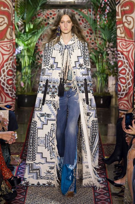 Roberto Cavalli Runway, Celebrity Fashion Outfits, Spring Couture, Milan Fashion Weeks, Couture Week, Victoria Dress, 60s Fashion, Vogue Fashion, Runway Show