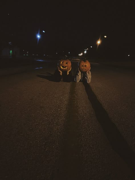 Pumpkin Head Couple Pictures, Pumpkin Head Photoshoot Friends, Pumpkinhead Photoshoot, Cute Halloween Pictures, Pumpkin Head Photoshoot, Head Photoshoot, Spooky Pictures, Fall Photo Shoot Outfits, Pumpkin Pictures