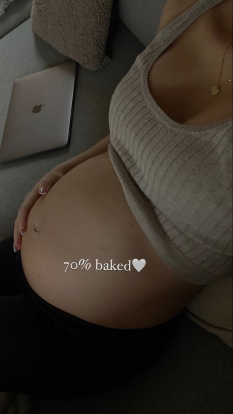 Pregnant, third trimester, tredje trimester, gravid, babybump 1 Week Pregnant Belly, Early Pregnancy Aesthetic, Tiny Baby Bump, Pregnant Photo, Baby Bump Pictures, Bump Pictures, Pregnancy Belly Photos, Cute Pregnancy Pictures, Belly Photos