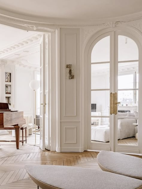 Happy Monday! Loving this beautiful Parisian inspiration. All the molding is so amazing - love the arched wood doors too! 😍😍😍
Design @verocotrel Vintage Parisian Bedroom, Parisian Room Aesthetic, Parisian Bedroom Vintage, Nyc Bedroom Aesthetic, Parisian Room Decor, Modern Parisian Interior Design, Parisian Bedroom Aesthetic, Parisian Bedroom Ideas, Bedroom Parisian