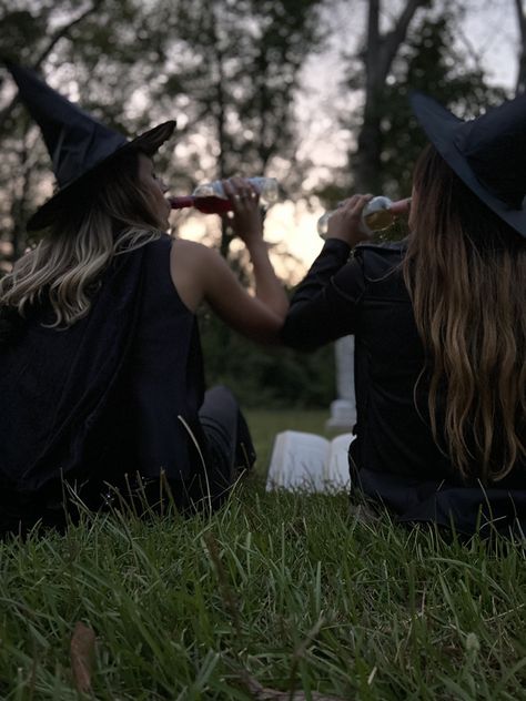 Salem Massachusetts Photoshoot, Witch Picture Ideas, Best Friend Spooky Photoshoot, Spooky Photoshoot Friends, Best Friend Halloween Photoshoot, Coven Photoshoot, Witchy Photography, Witch Shoot, October Photoshoot