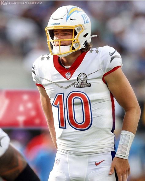 Nfl Pro Bowl, Justin Herbert, Ideal Man, Los Angeles Chargers, Sports Photos, Football Season, Football Players, Football Helmets, This Weekend