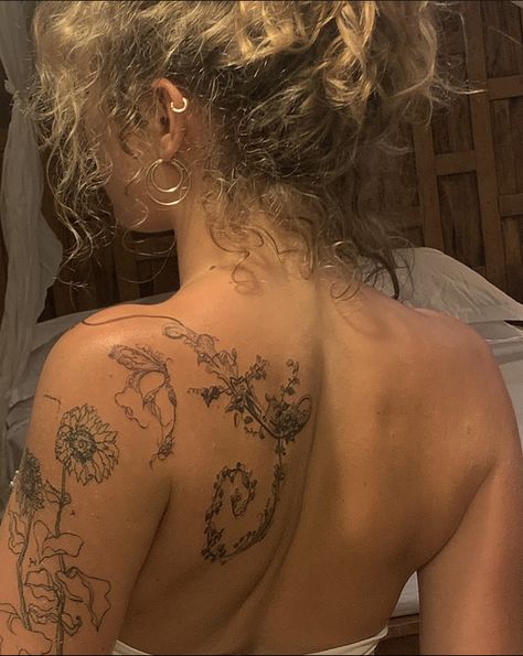 Outer Shoulder Tattoo For Women, Flower Tattoo On Top Of Hand, Edgy Tattoos Women, Women With Tattoos Aesthetic, Ethereal Back Tattoos, Earthy Thigh Tattoos, Garden Back Tattoo, Earthy Spine Tattoos For Women, Daydreamer Tattoo