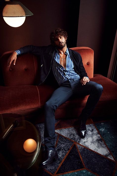 Muscular Men Fashion Suits, Male Singer Photoshoot, Male Portrait Poses, Men Fashion Photoshoot, Marlon Teixeira, Mens Photoshoot Poses, Male Models Poses, Portrait Photography Men, 남자 몸