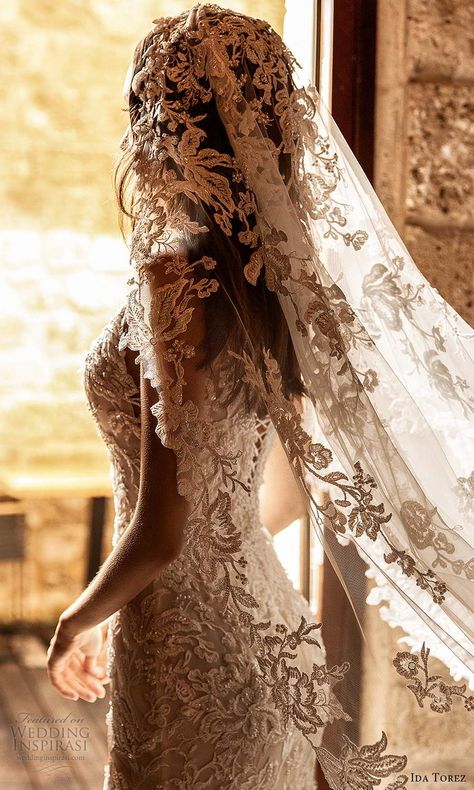 Long Train Wedding Dress Cathedral Veils Lace, Veiled Wedding Dresses, Spanish Wedding Dress Spain, Bridal Headpieces With Veil, Wedding Dress Trumpet, Veil Wedding Dress, New Year Wedding, Wedding Inspirasi, Bride Fashion