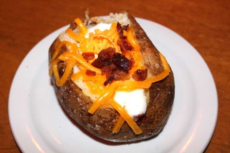 Perfecting the Texas Roadhouse-Style Baked Potato There's nothing quite like sinking your teeth into a perfectly baked potato, especially when it's prepared Te Texas Roadhouse Potatoes, Texas Roadhouse Baked Potato Recipe, Texas Roadhouse Baked Potatoes, Texas Roadhouse Sweet Potato Recipe, Texas Roadhouse Ribs Recipe, Texas Roadhouse Ribs, Copycat Texas Roadhouse, Buttery Corn, Pork Spices