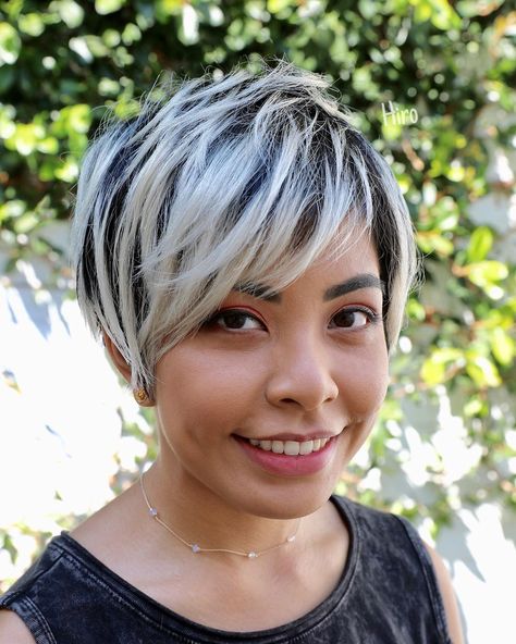 Summer hair is all about sun-kissed hair, balayage highlights, messy beach texture, and effortless boho-chic styles. This Textured Long Layered Pixie with Asymmetrical Side Swept Bangs and Platinum Blonde Highlights on Black Hair is a great look for someone seeking a versatile summer style. This long pixe with fringe can be worn sleek and straight, with textured waves or curls, or with a simple blowout for body and movement. It is also long enough to create updos and braids. Messy Pixie Haircut, Thermal Brush, Platinum Blonde Highlights, Short Hairdos, Black Hair With Highlights, Blonde Pixie Haircut, Blonde Pixie Cuts, Platinum Blonde Hair, Blonde Pixie