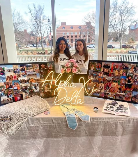 Sorority Tabling Display, Sorority Recruitment Room Decorations, Sorority Recruitment Table, Sorority Tabling Ideas, Cob Event Ideas Sorority, Tabling Ideas Recruitment, Sorority Table Display, Sorority Tabling, Tabling Ideas