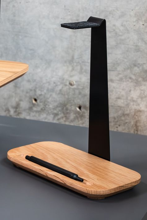 A stylish headphone stand made of premium materials, showcasing its minimalist design while keeping headphones organized and accessible on a modern desk setup. Streaming Desk, Desk Must Haves, Desk Gaming Setup, Cable Management Desk, Modular Shelves, Ultimate Gaming Setup, Headphones Stand, Workspace Essentials, Modular Desk