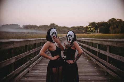 Halloween Pictures Photography Friends, Scream Photoshoot Friends, Scream Halloween Photoshoot, Ghostface Photoshoot Friends, Scream Mask Photoshoot Friends, Scream Photoshoot Ideas, Ghost Face Photoshoot Friends, Best Friend Spooky Photoshoot, Bestie Halloween Photoshoot