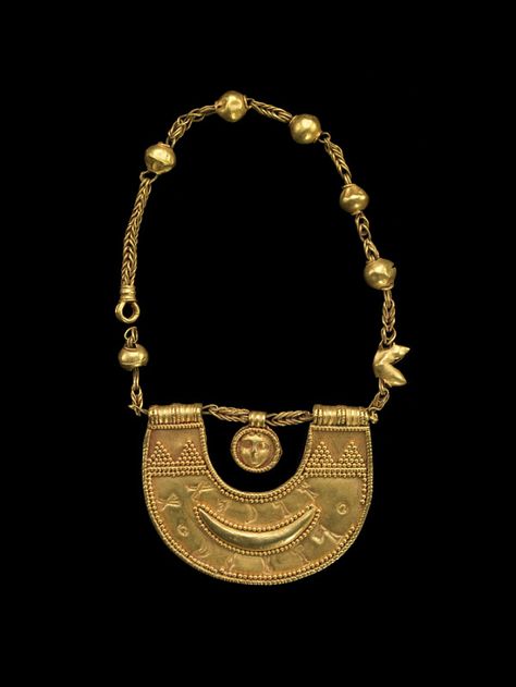 Jewels of the Ancient World Gold Amulet, Berber Jewelry, Ancient Jewels, Ethno Style, Ancient Jewellery, Historical Jewellery, Long Pearl Necklaces, Ancient World, Egyptian Jewelry